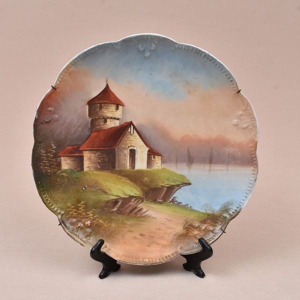 Grande prato de porcelana francesa em policromia com casa ao lago. Diam. 35 cm.