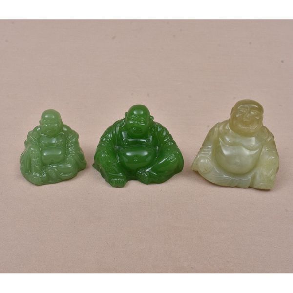 Três esculturas chinesas em jade verde entalhadas Budas. Alt. 7 , 6 e 6 cm. cm.