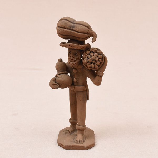 Arte popular – Ernestina. Estatueta representando figua. Alt. 15 cm. Assinado