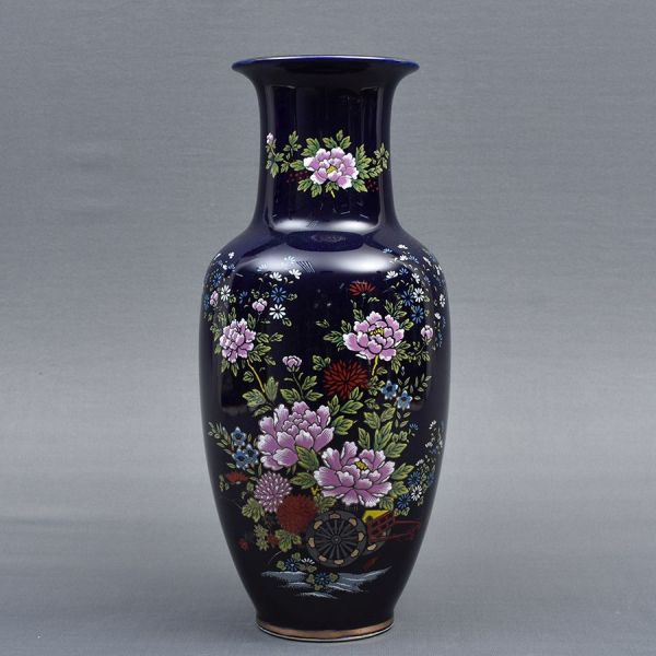 Vaso chinês de porcelana azul decorado com flores em policromia. Alt. 47 cm.