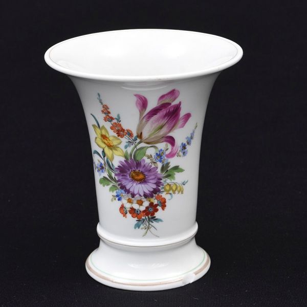 Meissen. Vaso de porcelana alemã decoração floral em policromia. Alt. 14 cm.