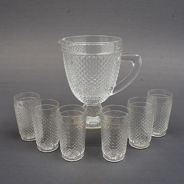 Jarra e 6 copos de grosso cristal lapidação bico de jaca. Alt. 21 e 12 cm.