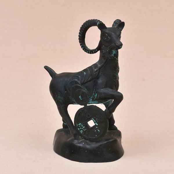 Escultura europeia de bronze representando figura de bode. Alt. 18 cm.