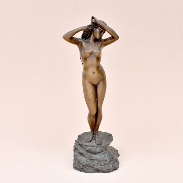 Escultura de bronze europeu representando nu feminino. Alt. 41 cm.