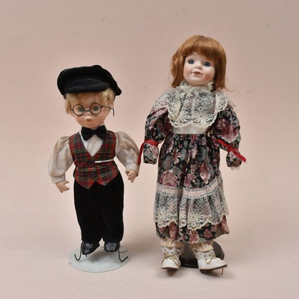 Casal de bonecos com rosto e braços de biscuit. Alt. 40 e 30 cm.