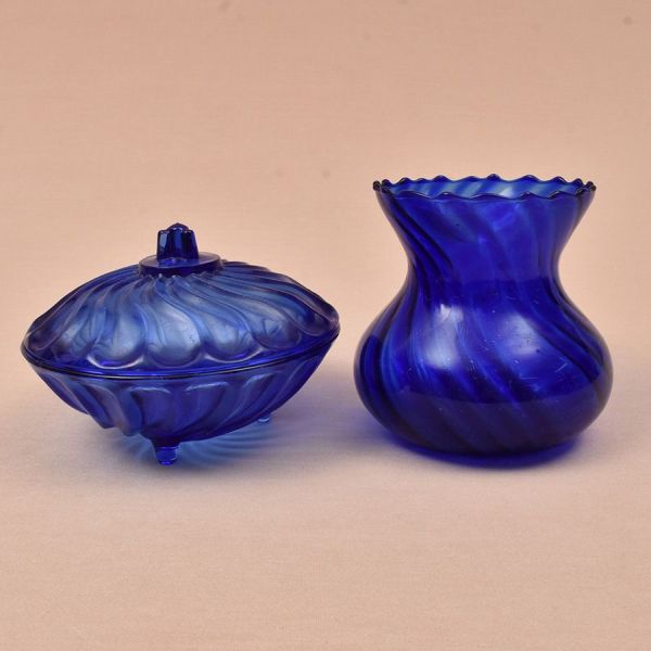 Vaso e bomboniere de cristal azul moldados. Alt. 12 e 10 cm.