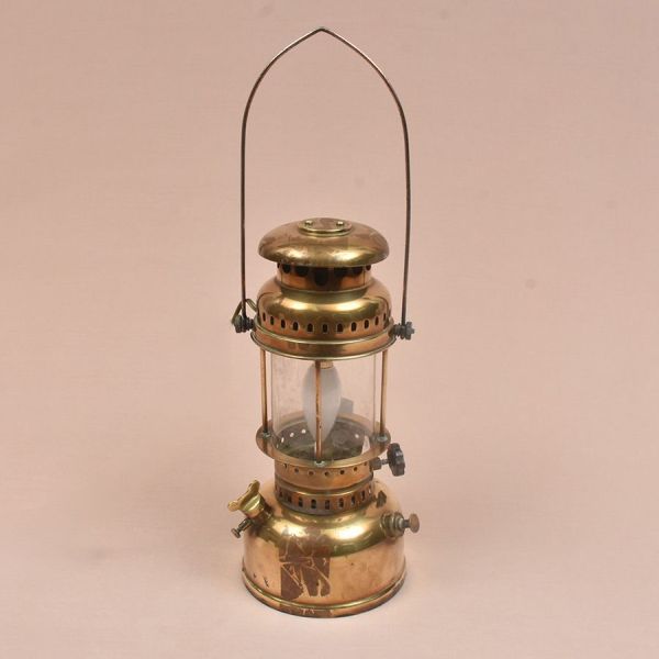 Lampião dourado liso adaptado para luz elétrico. Alt. 32 cm.