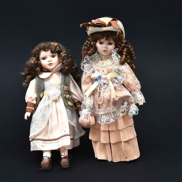 Duas bonecas com rosto e mãos de biscuit. Alt. 40 e 40 cm.