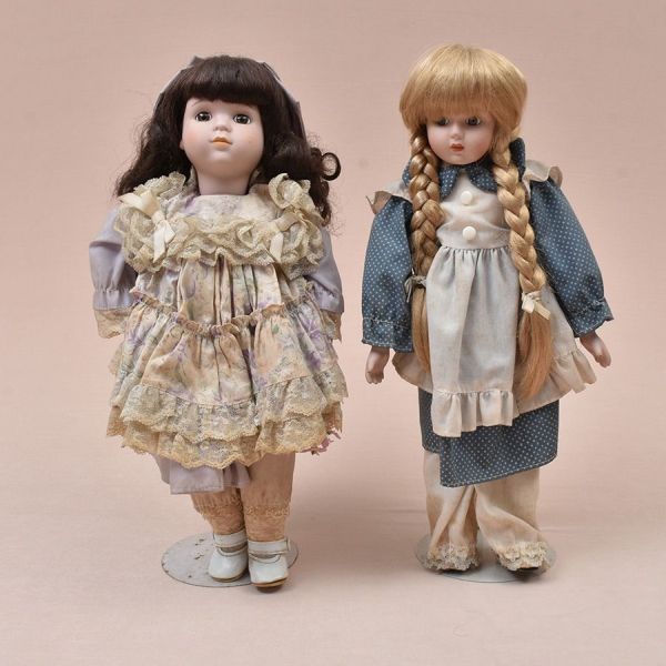 Duas bonecas com rosto e mãos de biscuit . Alt. 40 cm.