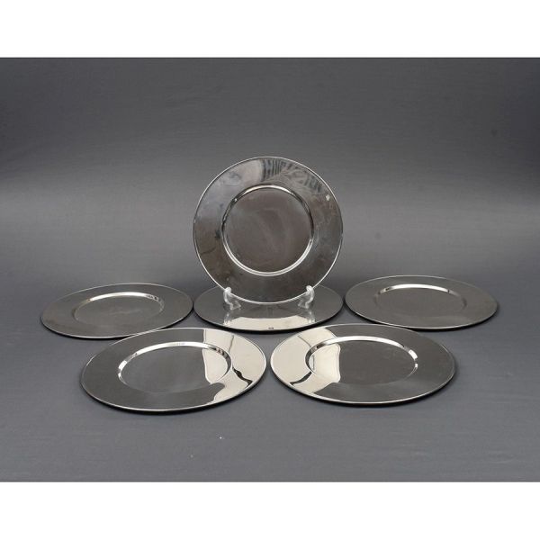 Riva. Seis sousplats prateados e lisos. Diam. 33 cm.