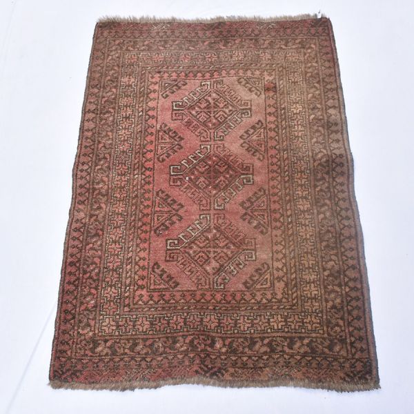 Tapete BELOUCHE, medindo 1,13 x 0,79 - 0,89 m2.