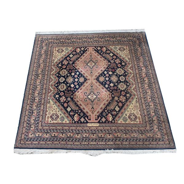 Tapete ARDEBIL, medindo 2,35 x 2,26 - 5,31 m2.