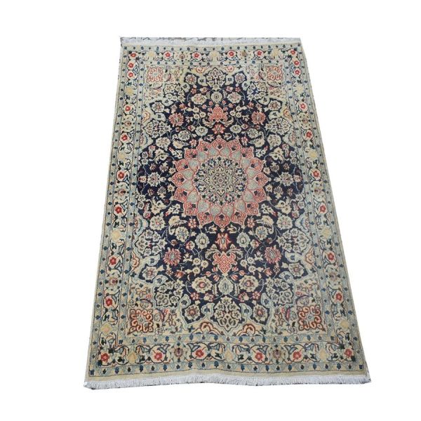 Tapete NAIM, medindo 1,99 x 1,15 - 2,28 m2.