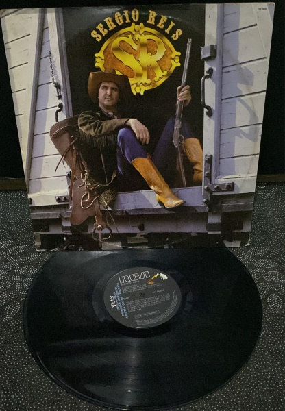 Artista: Sérgio Reis Formato: Vinil (LP) Gravadora: RCA Victor Observação: O selo do disco contém a inscrição "Amostra grátis" e "Promocional invendável". Estado de Conservação: O estado do disco e da capa é conforme apresentado na foto.