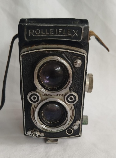 Antiga câmera alemã Rolleifex, item muito procurado, não testada quanto ao funcionamento, vendida no