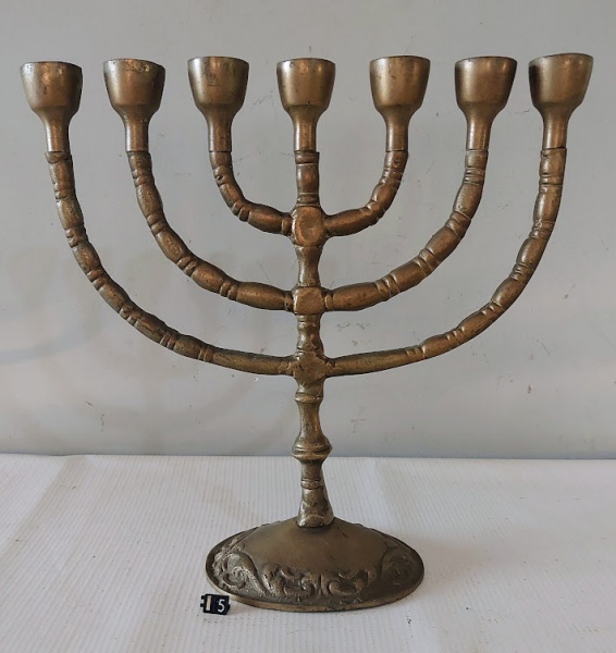 Menorá em bronze com detalhes em relevo. Medidas 27cm (altura) x 28 cm (comprimento). Judaico/Israel/Jerusalém/Judaica/Judaísmo/Templo/Hanukkah/Menorá.