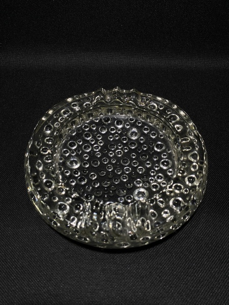 Antigo cinzeiro de vidro. Dimensões: 3,5 cm x 15 cm.