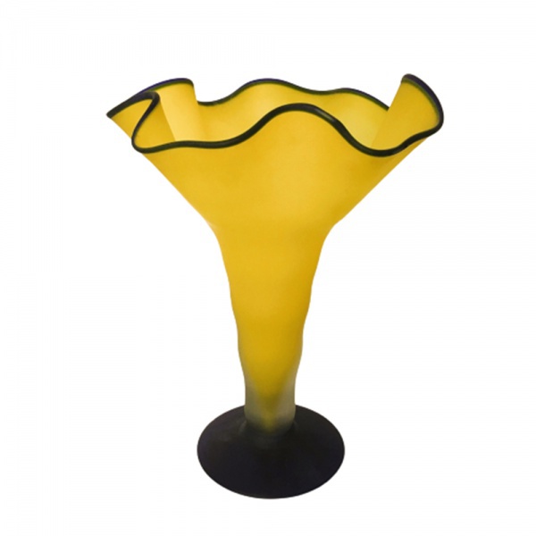 Belo e  grandioso vaso em pasta de vidro satinado na cor amarelo canário. Base circular e borda ondulada na cor azul royal. Exemplar natigo e de coleção. Dimensões: 36 cm x 25 cm.