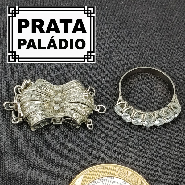 PRATA PALÁDIO - raríssimo fecho Art Déco antigo com pedras lapidadas, para colares de 3, 2 ou 1 volta. Peça difícil de se conseguir, muito versátil, de ouriversaria de ótima qualidade. Possui trava/pino no verso que permite dividir o fecho em 2 partes. Anel aro 17 com 7 pedras brancas, igualmente em prata paládio | fecho: 2,9cm x 1,8cm; peso total 9,8g