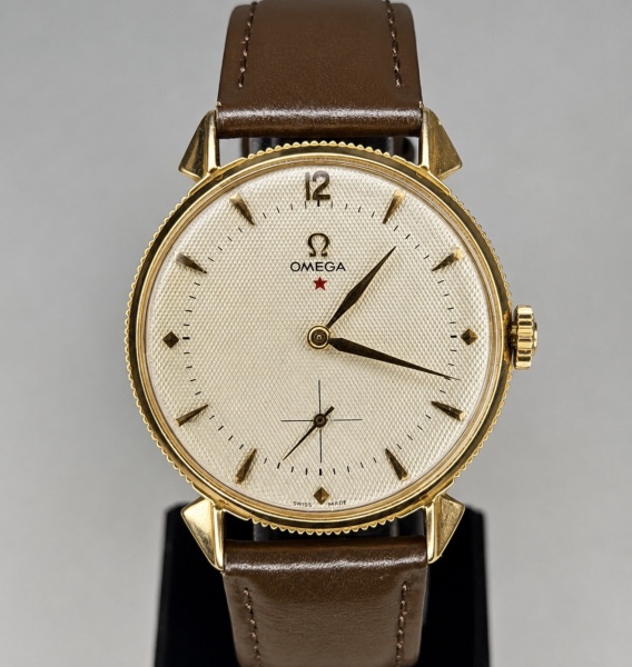 Omega - Ouro 18k 750. Belíssimo e Raro Relógio Omega Star Red Cal 265 Apresenta um mostrador com textura  honeycomb  e ponteiros em estilo Dauphine rico em detalhes com caixa inteiramente contrastada em ouro 18k 750 maciço com movimento à corda manual e pulseira em couro - Funcionando. Medida: 38mm    . Atenção! Os Relógios estão no estado de conservação usado e não novo, portanto podem precisar de revisão ou restauro e podem conter vícios ou defeitos ocultos não mencionados na descrição ou fotos, o funcionamento descrito é apenas sobre a função relógio, questione todas suas dúvidas antes de efetuar os lances, eles são IRREVOGÁVEIS e IRRETRATÁVEIS! Leia os Termos e Condições e a caixa de informações do leilão em Home no site www.mykonosleiloes.com.br dando ênfase nas Informações Importantes, ao efetuar o lance o arrematante concorda com Datas, Prazos e Regras da casa de leilões Mykonos. MUITA ATENÇÃO AS FOTOS, solicitações de mais fotos ou dúvidas devem ser enviadas pelo Whatsapp 11 96307-3759.