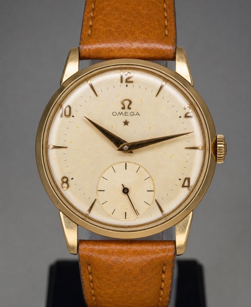 Omega - Ouro 18k 750. Belíssimo e Raro Relógio Omega Star Gold Cal 267 Movimento à corda manual Rico em detalhes em belíssimo estado de conservação com caixa inteiramente contrastada em ouro 18k 750 maciço e pulseira em couro todo original com tampa traseira, máquina e coroa timbradas Omega - Funcionando. Medida: 34mm    . Atenção! Os Relógios estão no estado de conservação usado e não novo, portanto podem precisar de revisão ou restauro e podem conter vícios ou defeitos ocultos não mencionados na descrição ou fotos, o funcionamento descrito é apenas sobre a função relógio, questione todas suas dúvidas antes de efetuar os lances, eles são IRREVOGÁVEIS e IRRETRATÁVEIS! Leia os Termos e Condições e a caixa de informações do leilão em Home no site www.mykonosleiloes.com.br dando ênfase nas Informações Importantes, ao efetuar o lance o arrematante concorda com Datas, Prazos e Regras da casa de leilões Mykonos. MUITA ATENÇÃO AS FOTOS, solicitações de mais fotos ou dúvidas devem ser enviadas pelo Whatsapp 11 96307-3759.