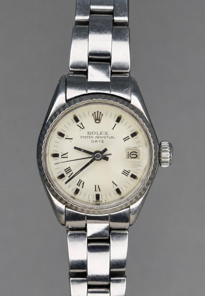 Rolex - Belíssimo e Raro relógio Rolex Oyster Perpetual Date movimento automático Cal 1161 Rico em detalhes com caixa e pulseira em aço todo original com máquina, tampa traseira, coroa e pulseira timbradas Rolex - Funcionando. Medida: 25mm    . Atenção! Os Relógios estão no estado de conservação usado e não novo, portanto podem precisar de revisão ou restauro e podem conter vícios ou defeitos ocultos não mencionados na descrição ou fotos, o funcionamento descrito é apenas sobre a função relógio, questione todas suas dúvidas antes de efetuar os lances, eles são IRREVOGÁVEIS e IRRETRATÁVEIS! Leia os Termos e Condições e a caixa de informações do leilão em Home no site www.mykonosleiloes.com.br dando ênfase nas Informações Importantes, ao efetuar o lance o arrematante concorda com Datas, Prazos e Regras da casa de leilões Mykonos. MUITA ATENÇÃO AS FOTOS, solicitações de mais fotos ou dúvidas devem ser enviadas pelo Whatsapp 11 96307-3759.