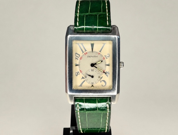 Zenith - Belíssimo e Raro Relógio Zenith Port Royal V Ref 02 0250 887 em ótimo estado de conservação todo original com caixa em aço e pulseira em couro. Funcionando.    Medidas 29mm x 34mm.   Atenção! Os Relógios estão no estado de conservação usado e não novo, portanto podem precisar de revisão ou restauro e podem conter vícios ou defeitos ocultos não mencionados na descrição ou fotos, o funcionamento descrito é apenas sobre a função relógio, questione todas suas dúvidas antes de efetuar os lances, eles são IRREVOGÁVEIS e IRRETRATÁVEIS! Leia os Termos e Condições e a caixa de informações do leilão em Home no site www.mykonosleiloes.com.br dando ênfase nas Informações Importantes, ao efetuar o lance o arrematante concorda com Datas, Prazos e Regras da casa de leilões Mykonos. MUITA ATENÇÃO AS FOTOS, solicitações de mais fotos ou dúvidas devem ser enviadas pelo Whatsapp 11 96307-3759.