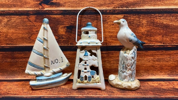 Trio de enfeites em cerâmica, pintado à mão. A lanterna é um porta vela. 13cm de altura, em média. Não acompanha vela. R17485