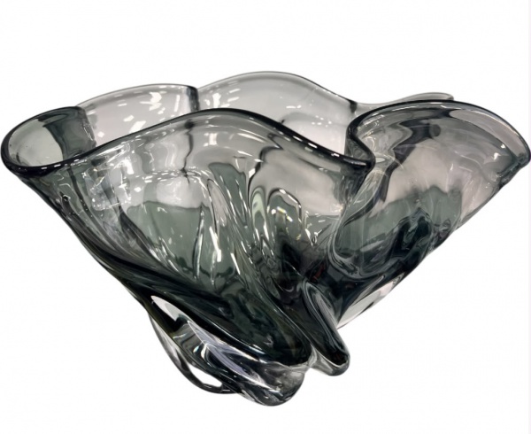 Cenro de mesa de murano, em formato retorcido, medindo 30 x 20 cm