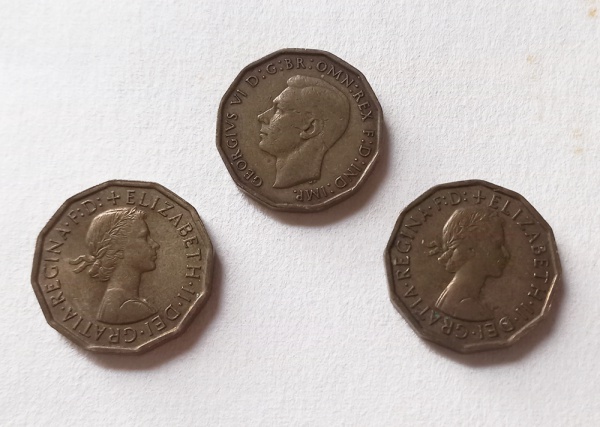 GM037, REINO UNIDO - 3 MOEDAS - THREE PENCE - ANO 1942 / (2) 1960 - NIQUEL-LATÃO.