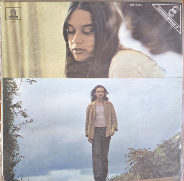 ALERTA RARIDADE | LOTE ESPECIAL FECHAMENTO | LP Nelson Angelo & Joyce  Nelson Angelo & Joyce |Lançado em 1972 pela Odeon, Nelson Angelo & Joyce é uma das grandes joias da música brasileira daquele período. O encontro entre Nelson Angelo e Joyce Moreno resulta em um trabalho delicado e sofisticado, no qual MPB, samba, jazz, bossa nova e experimentação se misturam em arranjos de enorme beleza, harmonias vocais marcantes e uma atmosfera intimista muito particular. |Entre os destaques estão Comunhão, Tiro Cruzado e Sete Cachorros, faixas que sintetizam a liberdade criativa e a riqueza harmônica deste álbum. É um disco profundamente ligado à inventividade da música mineira e brasileira do início dos anos 1970, hoje redescoberto e celebrado por novas gerações de ouvintes e colecionadores. |LOTE ESPECIAL DE FECHAMENTO. Raro e cultuado, Nelson Angelo & Joyce tornou-se uma peça muito desejada por colecionadores de MPB, jazz brasileiro e grandes raridades nacionais. Um álbum de enorme refinamento musical e daqueles títulos que representam o melhor da produção brasileira dos anos 1970, escolhido especialmente para encerrar este leilão. ||Em bom estado.| Classificação técnica: capa vg+/ disco vg+ | Verifique nas fotos se acompanha encarte | Verifique com atenção as imagens deste lote e entre em contato conosco até um dia útil antes do leilão, se houver dúvidas. As classificações quanto ao aspecto da capa e do disco são interpretativas com base na apreciação visual. Os discos deste leilão são usados e não são testados, podendo conter ruídos ou estalos. |Bom mergulho e bons lances.