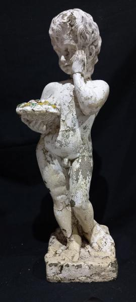 Antiga escultura em cimento representado criança, desgastes do tempo. Medidas aproximadas: 70 X 25 X 30 cm.
