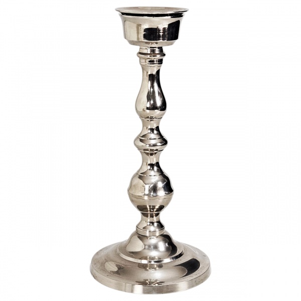 Castiçal de metal prateado, apresentando design clássico e sofisticado. Conta com base circular ampla, haste torneada com nós e relevos abaulados decorativos que conferem excelente proporção e balanço