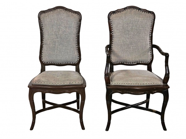 Conjunto de 6 cadeira e 2 poltronas estilo Luis XV, de madeira nobre na tonalidade escura, com encosto e braços decorados por torneados e frisos pronunciados. Assento e encosto anatômico estofados em