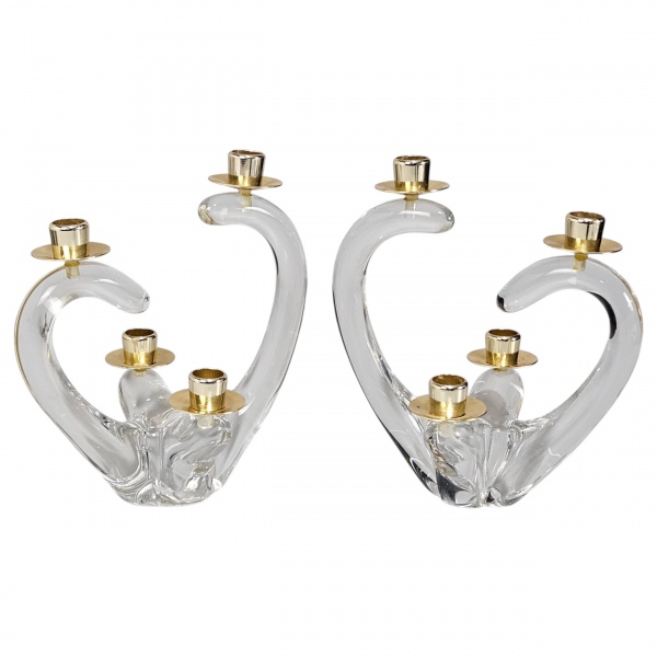 Par de candelabros modernistas de meados do século, de cristal de alta qualidade com detalhes em latão dourado, criados e assinados pela renomada vidraria francesa Schneider. Cada peça possui 4 braços