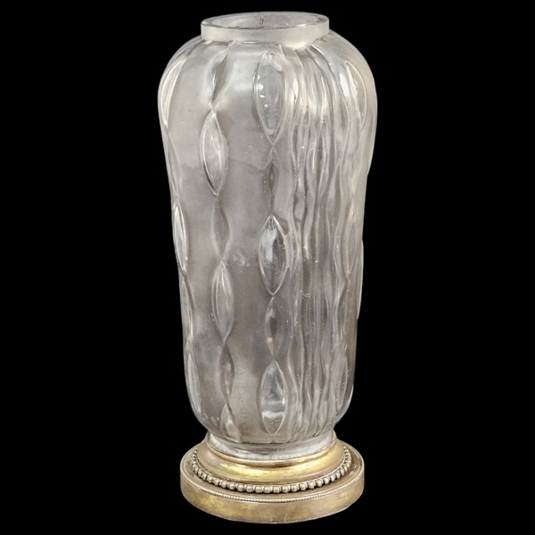 Hunebelle, Andre (1896-1985). Belo floreiro estilo Art Deco de vidro artístico francês, translúcido e fosqueado, moldado sobre pressão (verre-moulé-pressé) com colocaração em tom de fumaça ou levement