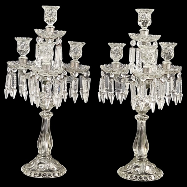 Par de candelabros girândolas de cristal frances, para 4 luzes cada, atribuidos normalmente à renomada manufatura Baccarat,França. Base circular robusta com padrão perolado na borda, cada peça conta c