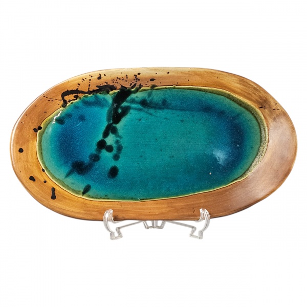 Original travessa de cerâmica italiana, plano esmaltado em azul turquesa com borda caramelo. 27 x 48 cm.