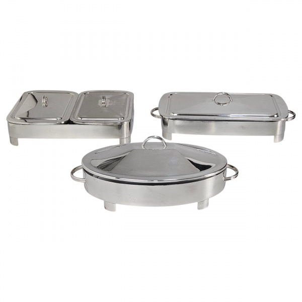 Conjunto de 3 porta pirex de metal prateado, manufatura Soppil, sendo 1 retangular (45 x 24 cm), 1 oval (44 x 23 cm) e 1 retangular duplo (36 x 29 cm). Acompanham pirex. Total 7 peças. (Necessita banh