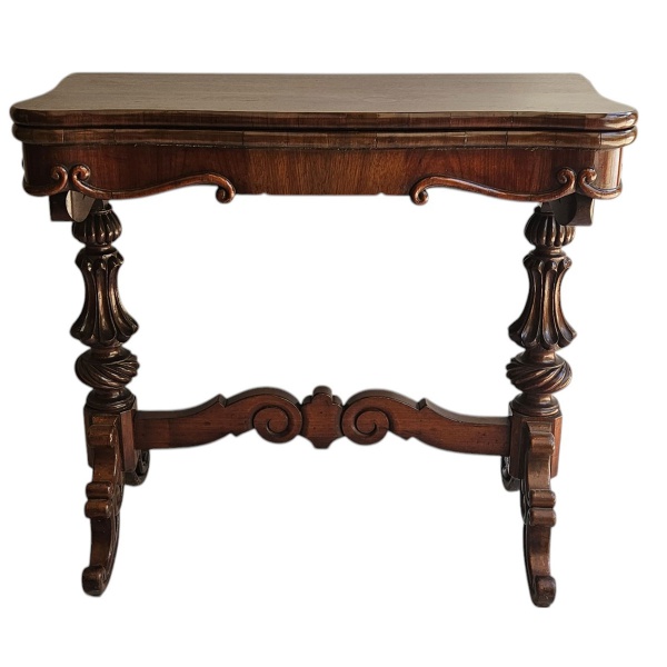 Móvel console, reversível em mesa para jogos, brasileiro, séc. XIX, caixa de pinho de riga encascado em mogno, formato retangular arredondado as quinas, barra com frisos em "S". Laterais com colunetas