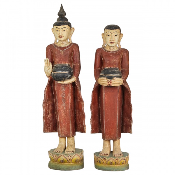 Importante par de esculturas em madeira entalhada e policromada, representando monges discípulos da tradição budista do Sudeste Asiático (provável origem birmanesa, Estilo Mandalay). As figuras são re