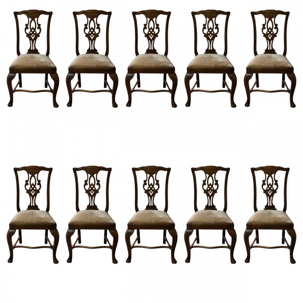 Conjunto de 10 cadeiras para sala de jantar, de mogno, inspiração Chippandale, encosto vazado com tabela central em fitas, assento trapezoidal e pernas dianteiras cabriole. 97 cm altura.