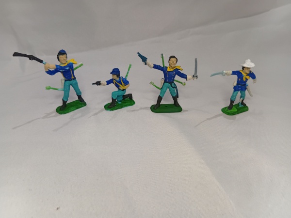 Lote 5 Forte apache, 4 soldados da cavalaria GULLIVER Valor inicial: R$ 10,00