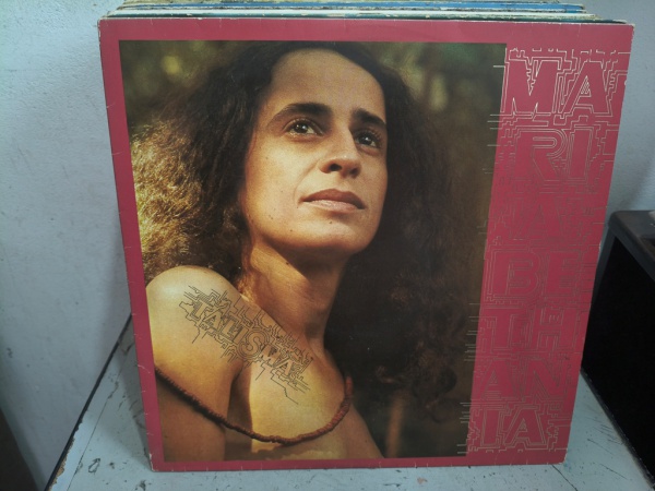Lote 38 LP Maria Bethânia - Talismã. Com encarte, capa e disco VG+ Valor atual: R$ 35,00