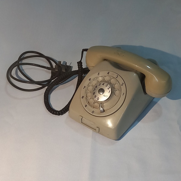Lote 9 Telefone vintage da marca Ericsson do Brasil, peça não testada. Valor de venda: R$ 41,00