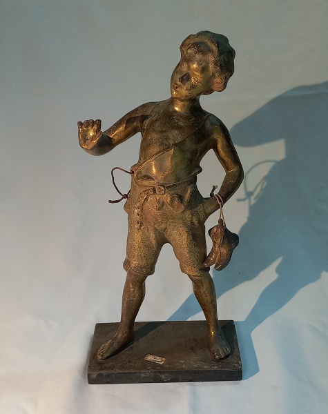 Lote 71 Petit Bronze, com 40cm de altura, base em pedra com 10cmX19cm Valor de venda: R$ 200,00