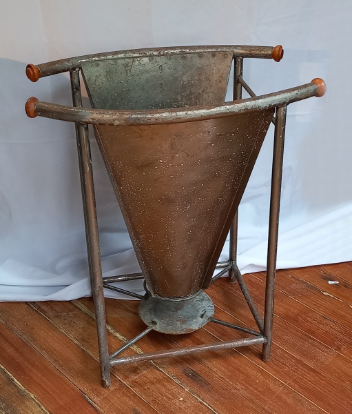 Lote 78 Porta guarda chuvas de designer em metal, com 62cm de altura. Apresenta ... Valor de venda: