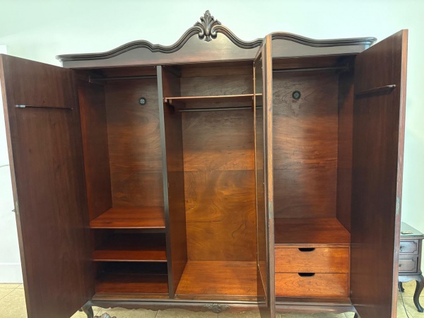 Antigo e elegante GUARDA-ROUPA em madeira nobre estilo CHIPPENDALE de 3 portas. As portas e laterais