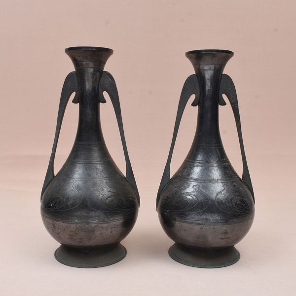 Par de grandes vasos Art Nouveau em pewter, início do século XX, de formato balaústre alongado. Alt.
