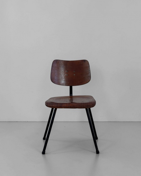 Cadeira Giroflex - Produzida em compensado e metal, apresenta desenho funcional e linhas simples, destacando-se pela combinação entre madeira e estrutura metálica. Medindo 74 cm de altura, 40 cm de la